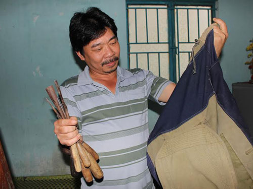 Ông Nguyễn Duy Tân và túi đồ nghề hơn 20 năm tìm kiếm trầm kỳ