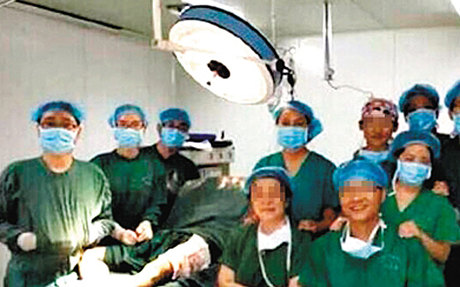 Bức ảnh nhóm bác sĩ Trung Quốc tạo dáng trong lúc phẫu thuật gây tranh cãi