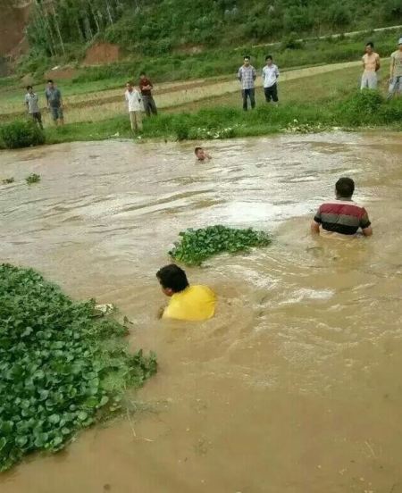 ... trong khi người dân địa phương mò tìm đứa trẻ mất tích. Ảnh: The Nanfang