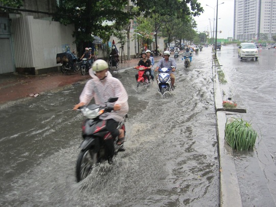 Đường Nguyễn Hữu Cảnh (quận Bình Thạnh) lại tiếp tục bị ngập sâu sau cơn mưa rải rác kéo dài vào buổi chiều. Ghi nhận trên tuyến đường này đoạn gần cầu Nguyễn Hữu Cảnh thường xuyên bị ngập nước sau mưa khiến người dân ngao ngán mỗi lần lưu thông qua đây