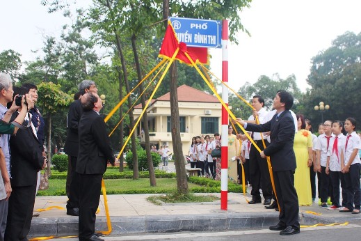 Đại diện UBND TP, UBND quận Tây Hồ, Hội nhạc sĩ, Hội Liên hiệp Văn học nghệ thuật Việt Nam, đại diện gia đình nhà thơ, văn Nguyễn Đình Thi cùng dự lễ gắn biển