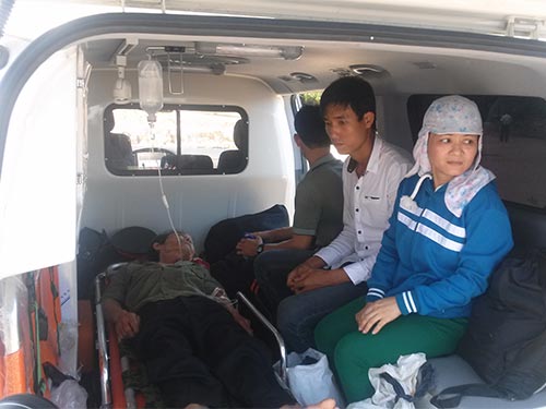 Ngư dân Trần Văn Hóa được người nhà đưa đến bệnh viện sau khi vào đất liền