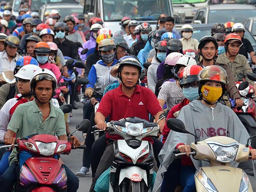 Xe máy đã gánh rất nhiều loại phí nên nhiều người dân cho rằng việc thu thêm phí bảo trì đường bộ là không phù hợp Ảnh: TẤN THẠNH