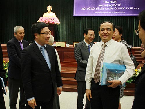 Phó Thủ tướng, Bộ trưởng Bộ Ngoại giao Phạm Bình Minh (trái) trao đổi với các chuyên gia bên lề tọa đàm Ảnh: HOÀNG TRIỀU