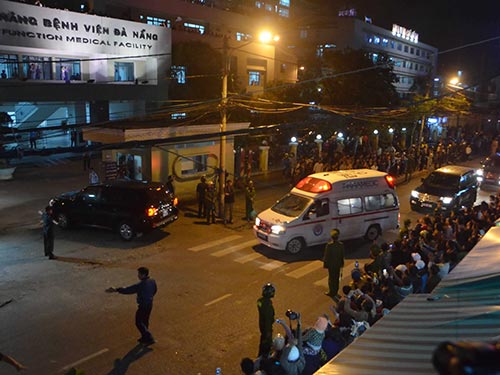 Xe cứu thương đưa &ocirc;ng Nguyễn B&aacute; Thanh từ s&acirc;n bay về Bệnh viện Đ&agrave; Nẵng tối 9-1. L&uacute;c n&agrave;y, b&aacute;o ch&iacute; chỉ được đứng từ xa để quay phim, chụp ảnhẢnh: B&Iacute;CH V&Acirc;N