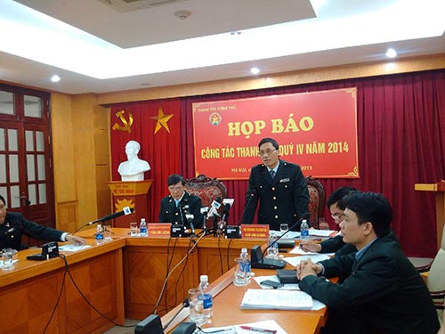 Ông Ngô Văn Khánh, Phó Tổng Thanh tra Chính phủ (người đứng) trả lời báo chí tại buổi họp báo