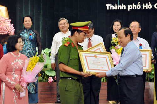 Bí thư Thành ủy TP HCM Lê Thanh Hải tặng bằng khen cho các điển hình học tập và làm theo tấm gương đạo đức Hồ Chí Minh                                                                                                   Ảnh: PHAN ANH