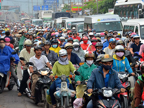 Xe máy từ miền Tây nối đuôi nhau qua cửa ngõ Bình Chánh để vào TP HCM Ảnh: TẤN THẠNH Xe máy từ miền Tây nối đuôi nhau qua cửa ngõ Bình Chánh để vào TP HCM Ảnh: TẤN THẠNH