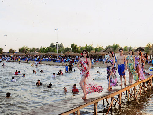 Khu “Biển Cần Thơ” nằm ven sông Hậu thu hút lượng lớn khách du lịch trong 6 ngày nghỉ lễ Ảnh: PHẠM CÔNG