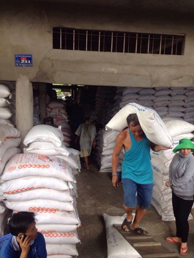 Vận chuyển gạo tại tỉnhTiền Giang để xuất bán sang Trung Quốc                     Ảnh: Sơn Nhung