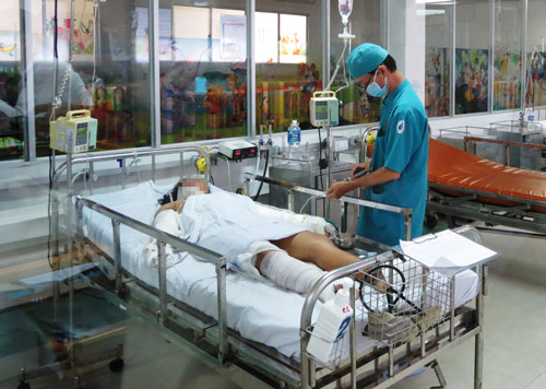 Bé Nguyễn Thị Kim Linh đang điều trị tại Bệnh viện Nhi Đồng 1  Ảnh: Anh Thư