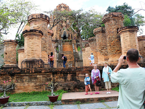 Du khách tham quan Tháp Bà, TP Nha Trang, tỉnh Khánh Hòa Ảnh: KỲ NAM