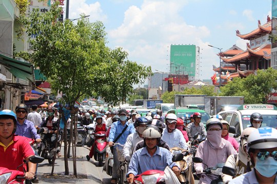 Do ảnh hưởng từ vụ va chạm giao thông, hàng ngàn người phải chịu cảnh ùn tắc, phơi mình dưới nắng gắt giữa buổi trưa