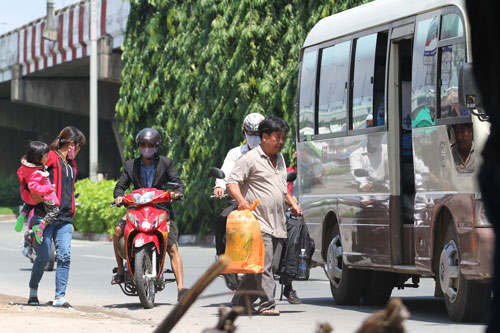 Xe dù, bến cóc hoạt động công khai ở TP HCM Ảnh: Hoàng Triều