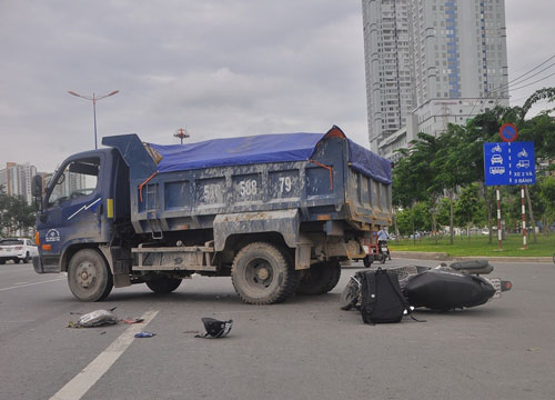 Hiện trường vụ tai nạn giữa xe ben và xe máy trên xa lộ Hà Nội (quận 2, TP HCM) làm 1 người nguy kịch ngày 23-6   Ảnh: GIA MINH