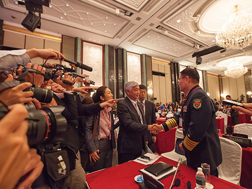 Bộ trưởng Bộ Quốc phòng Nhật Bản Gen Nakatani (trái) bắt tay Đô đốc Tôn Kiến Quốc, Phó Tổng Tham mưu trưởng Quân đội Trung Quốc. Tokyo đã chuyển hướng tham gia tích cực hơn vào an ninh khu vực trước sự trỗi dậy của Bắc Kinh