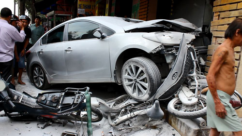 Chiếc ô tô 4 chỗ nứt toác đầu sau khi gây tai nạn trên đường Nguyễn Ái Quốc (phường Hố Nai, TP Biên Hòa, tỉnh Đồng Nai)
Ảnh: XUÂN HOÀNG