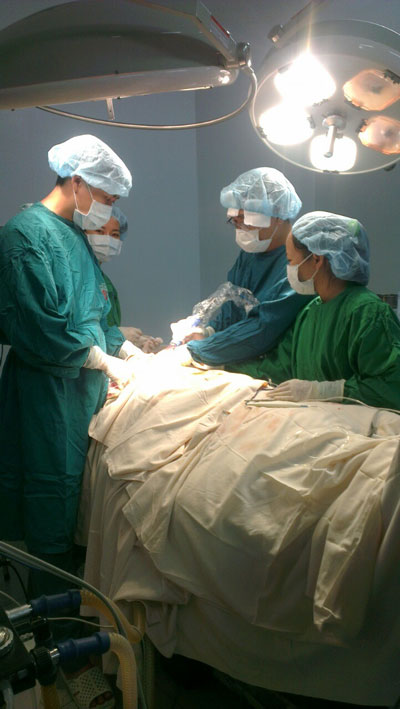 Một ca giải phẫu thẩm mỹ tại Bệnh viện Trưng Vương (TP HCM).Ảnh: QUỐC KHANH