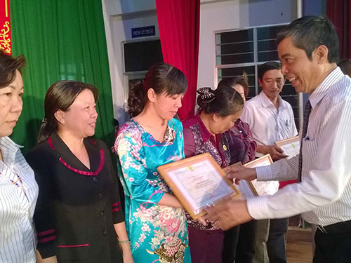 Ông Nguyễn Văn Khải, Phó Chủ tịch TT LĐLĐ TP HCM, trao bằng khen cho đại diện các đơn vị đạt thành tích xuất sắc