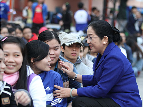 Bà Võ Thị Dung, Chủ tịch Ủy ban MTTQ TP HCM, thăm hỏi sinh viên sáng 10-2