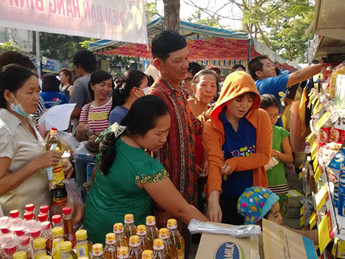 Gian hàng bình ổn giá phục vụ công nhân tại Ngày hội Công nhân do LĐLĐ quận Bình Tân, TP HCM, tổ chức Ảnh: MAI CHI