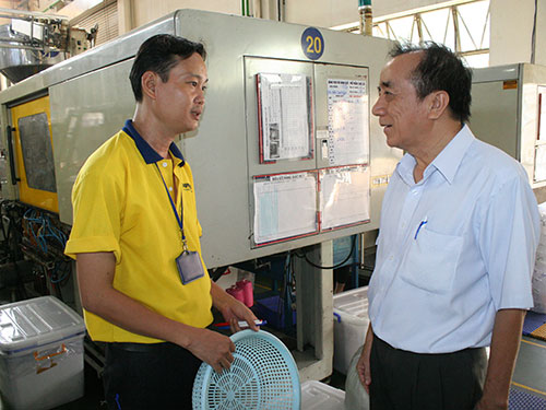 Ông Nguyễn Văn Mốt (bìa phải), Chủ tịch CĐ Công ty CP Sản xuất Nhựa Duy Tân, từng được nhận Giải thưởng 28-7
