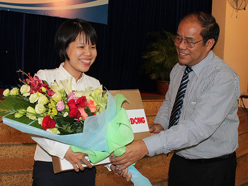 Ông Nguyễn Văn Ngàng, Phó Chủ tịch Tổng LĐLĐ Việt Nam, trao giải thưởng cho thí sinh đoạt giải