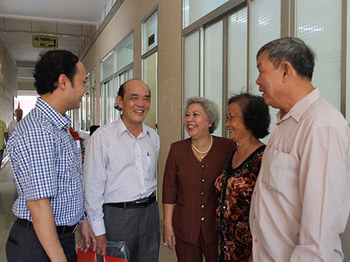 Ông Trương Hữu Nghĩa (bìa trái), Chủ tịch LĐLĐ quận Tân Bình, TP HCM, thăm hỏi các cán bộ Công đoàn hưu trí