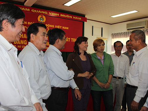 Lãnh đạo Tổng LĐLĐ Việt Nam trò chuyện với các cán bộ CĐ cơ sở có nhiều đóng góp trong việc phát triển Đảng tại đơn vị