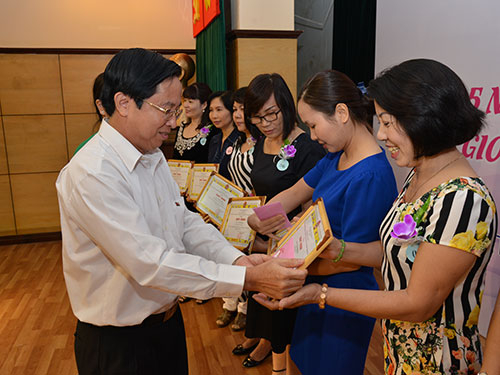 Ông Phạm Quốc Tài, Phó Tổng Giám đốc SAMCO, trao giấy khen cho các gương lao động nữ điển hình   Ảnh: TRỰC NGÔN