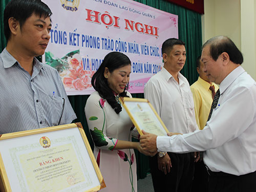 Ông Nguyễn Việt Cường, Phó Chủ tịch LĐLĐ TP HCM, trao bằng khen của Tổng LĐLĐ Việt Nam cho các tập thể xuất sắc