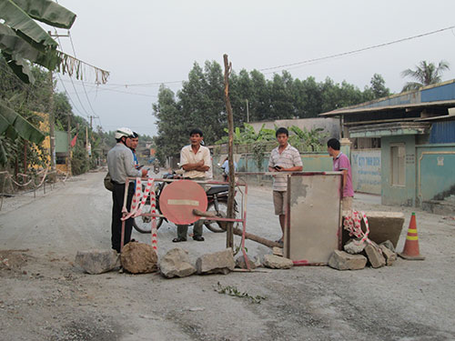 Người dân lập hàng rào chặn xe trên đường Đinh Quang Ân