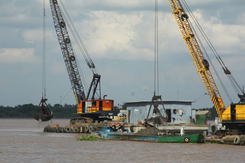 Khai thác cát là một trong những nguyên nhân gây sạt lở Ảnh: CA LINH