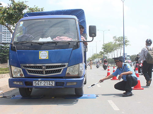 Thanh tra Giao thông cùng lực lượng CSGT phối hợp xử lý xe chở quá tải ngày 23-4 ở TP HCM