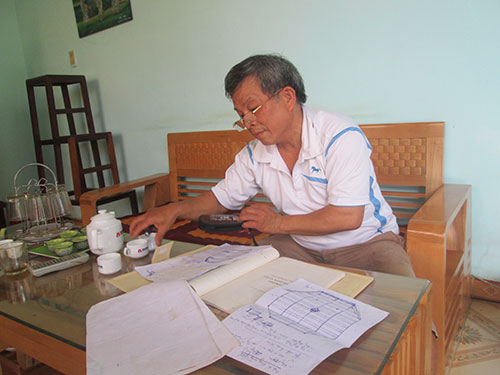 Kỹ sư Phạm Đức Long miệt m&agrave;i với những bản vẽ s&aacute;ng chế