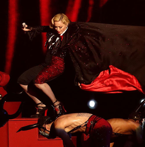 Cú ngã của Madonna khi biểu diễn trên sân khấu được cho là do tuổi tác Ảnh: REUTERS