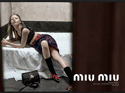 Một trong những tấm ảnh của loạt ảnh Mia Goth quảng cáo bị ASA cho là quá khêu gợi, ảnh hưởng tiêu cực đến giới trẻ Ảnh: MIU MIU