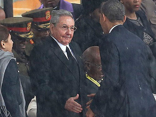 Chủ tịch Raul Castro chủ động bắt tay Tổng thống Barack Obama hôm 10-12-2013 Ảnh: AP