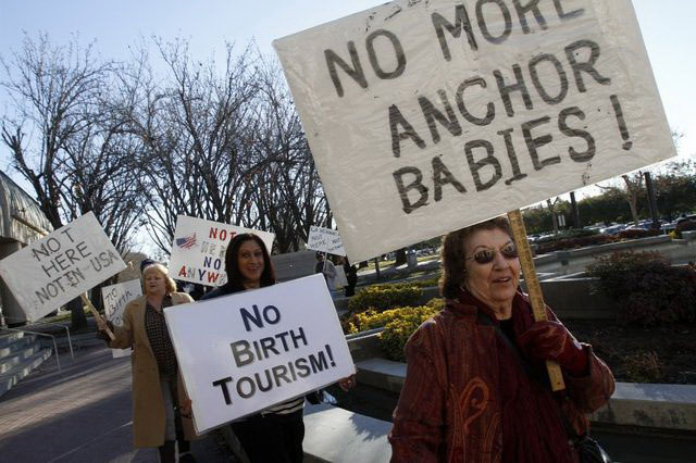 Biểu tình chống du lịch sinh con trước tòa án quận Bernardino, bang California
 Nguồn: LOS ANGELES TIMES