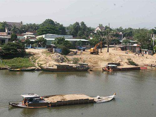 Những chủ thuyền công khai tổ chức khai thác cát trái phép trên sông Thu Bồn Ảnh: QUANG VINH