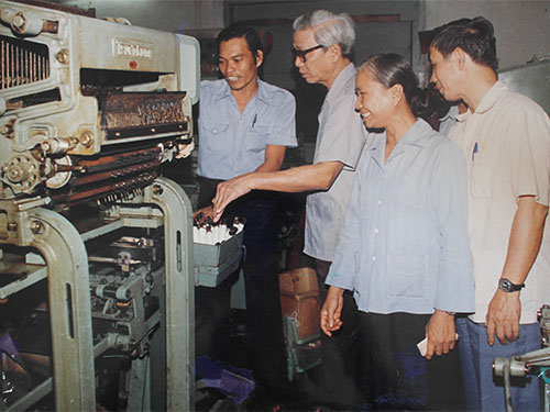 Bà Nguyễn Thị Đồng đưa các lãnh đạo TP HCM thăm Nhà máy Dệt Thành Công vào khoảng năm 1980. (Ảnh do bà Nguyễn Thị Đồng cung cấp)