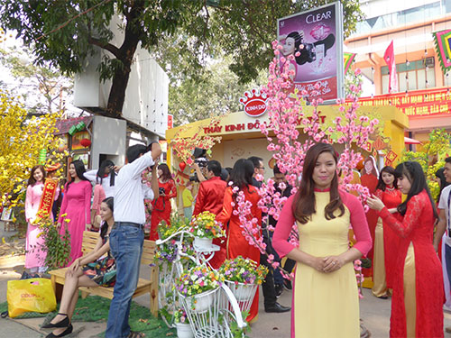 Nhiều người chọn áo dài làm trang phục du xuân dù chẳng ai quy định hay bắt buộc. Trong ảnh: Phố ông đồ Tết Ất Mùi