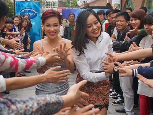 Ca sĩ Uyên Linh (trái) và Hoàng Quyên trong vai trò giám khảo sơ loại Vietnam Idol 2015 
Ảnh: Ân Nguyễn