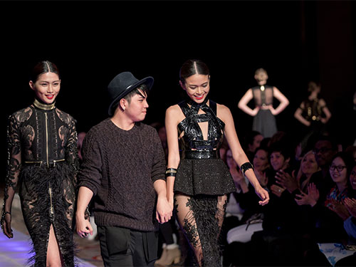 Nhà thiết kế Lý Giám Tiền gây ấn tượng mạnh với khán giả New York trong chương trình New York couture fashion week