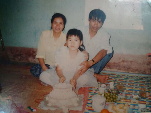 Trung tá Hứa Văn Tấn trong bức ảnh hiếm hoi chụp chung với vợ con