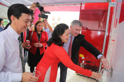 Ông Irial Finan - Phó Chủ tịch điều hành Tập đoàn Coca-Cola đồng thời là Chủ tịch Tập đoàn Đầu tư Đóng chai thuộc tập đoàn - cùng các quan khách địa phương dùng nước uống tinh lọc trong ngày khánh thành Trung tâm Hỗ trợ cộng đồng EKOCENTER quận Thủ Đức