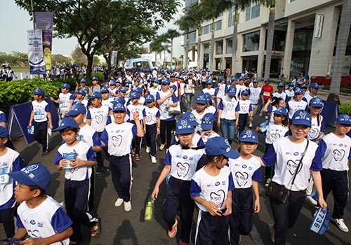 Hơn 6.000 em nhỏ, phụ huynh và các bạn trẻ tham gia đi bộ hưởng ứng “Ngày sức khỏe răng miệng thế giới”