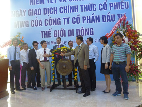 H&igrave;nh ảnh Thế giới Di Động ng&agrave;y đầu giao dịch ch&iacute;nh thức tr&ecirc;n s&agrave;n chứng kho&aacute;n