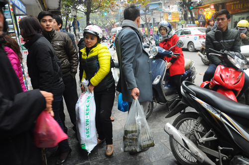 Khách hàng mua hàng chục chiếc bánh chưng để mang về ăn tết