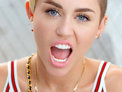 Miley Cyrus la một trong những ca sĩ có MV khiến phụ huynh lo lắng